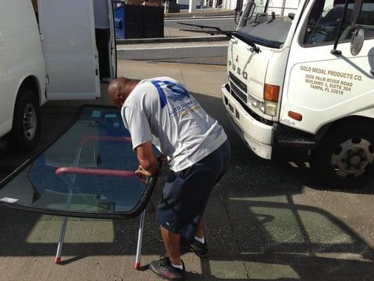 Mitsubishi Fuso Box Truck Windshield Replacement.