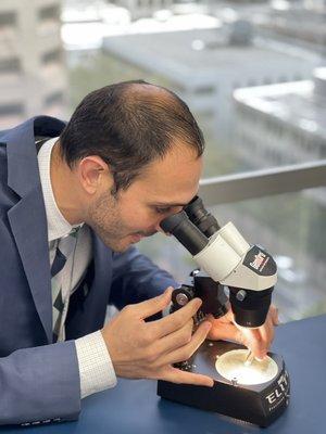 Using microscope to identify the diamond