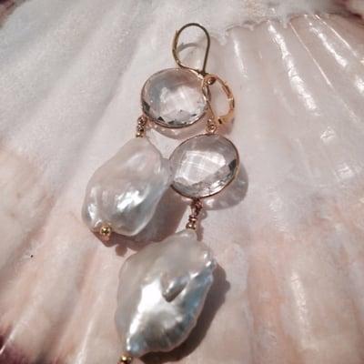 Baroque pearls and white topaz earring