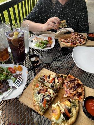 The two pizza specials; a veggie with goat cheese and pesto 5/5 , and a pulled pork bbq 3/5