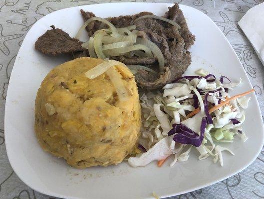 Bistec encebollado (beef cooked with onions)