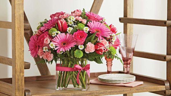 Help celebrate their special day with a gift of Birthday flowers !