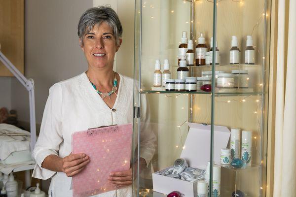 MEET YOUR ESTHETICIAN
Hi! I'm Françoise,
I am a French esthetician trained to the European tradition of my vocation.