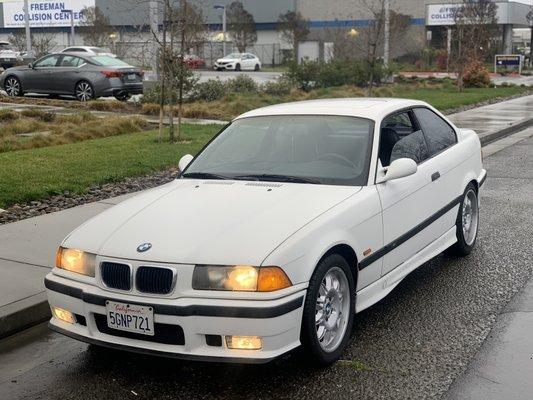 Rare alpine white bmw m3 , manual 5 speed. Black leather interior. S52 motor. Heated seats