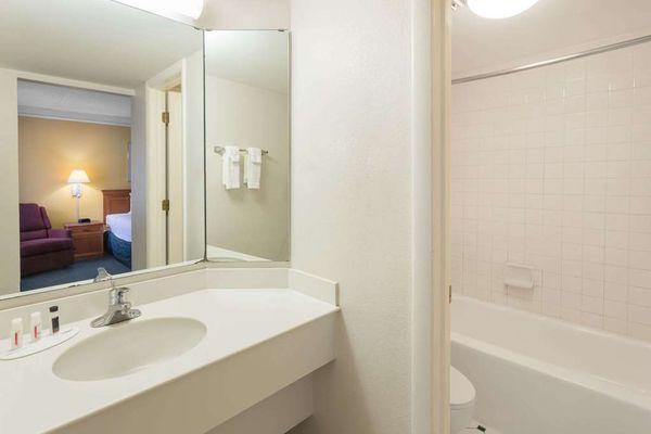 Guest room bath