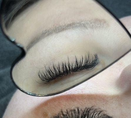 Wispy hybrid lashes