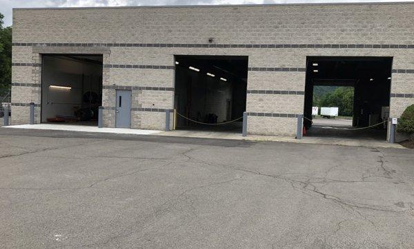 Large bays to service trucks and trailers