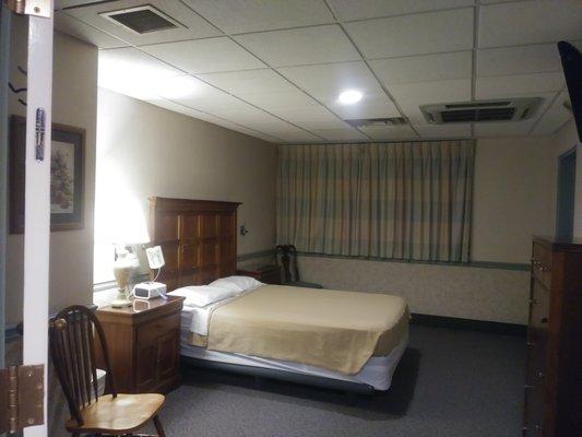 A room in the Sleep Disorder Center at Ellis on McClellan Street resembles a hotel room that includes a TV.