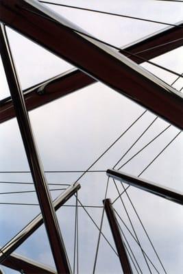 Kenneth Snelson; Coronation Day; 1978-80; stainless steel, wire, aluminum