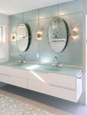 Artistic Tile La Leaf glass tile in Silver. Space designed by Nicky Kahn of N. Kahn Architectural Designs