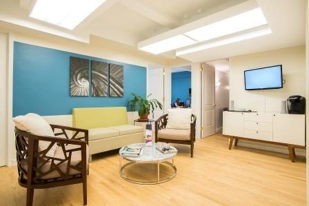 The comfortable waiting area for patients of NYHD | New York Hearing Doctors