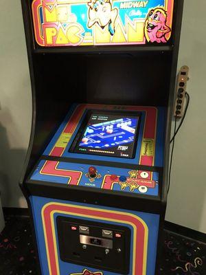 Zaxxon?  But it says 'Ms. PAC-MAN?!?!'  Must be a multi-game machine!