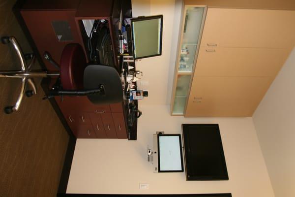 A large LCD display in the exam lane allows you to view your retina and other eye health findings with the Dr.