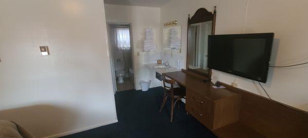 Room 117 - 1 queen/1 full, 2 bedroom suite