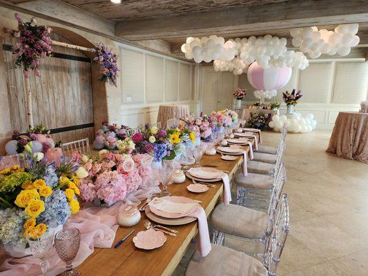 We provide flowers table decoration with flowers, hot air balloon designs, and party rentals from Miami to West Palm Beach South Florida