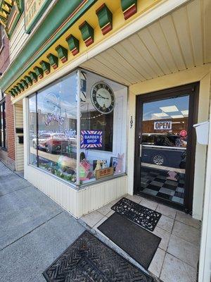 The entrance and front window case of Vinton's Profesional Hair Stylist.