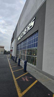 SKECHERS Warehouse Outlet