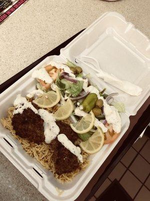 Spice burgers weth rice and salad