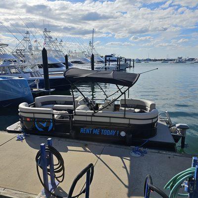 Vision Marine Tritoon 20' docked at Sailfish Marina Restaurant. Easy to dock and board.