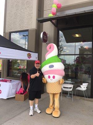 Rob from 107.7 Yes FM helping Menchie's celebrate the Grand Opening.