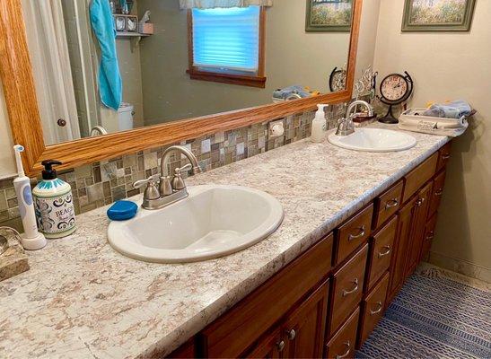 Granite-appearance countertop