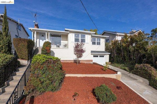 Oakland home with views. Quiet neighborhood near Knowland Park and Zoo