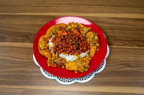 Pollo Jardinero con arroz y habichuelas  (Chicken mixed with garden vegetables) Served with white rice and beans!