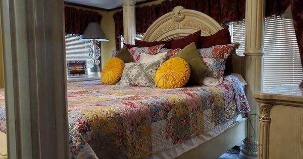 The kingsized bed in the Victorian Suite