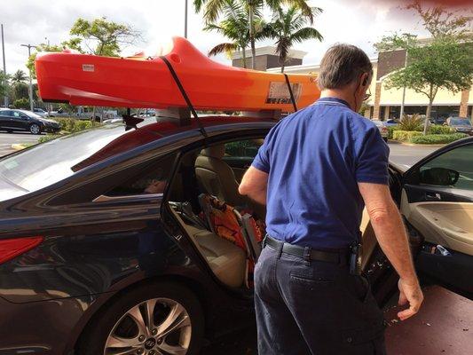 Tomas helping me place the kayak on the roof of my car.