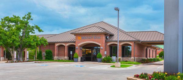 Exterior of MidFirst Bank located at 7100 W Hefner Rd in Oklahoma City, OK.