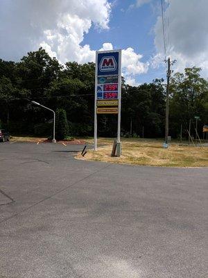 Conveniently located gas station and convenience store. Snacks, pop, beer, bait, ATM and lottery!