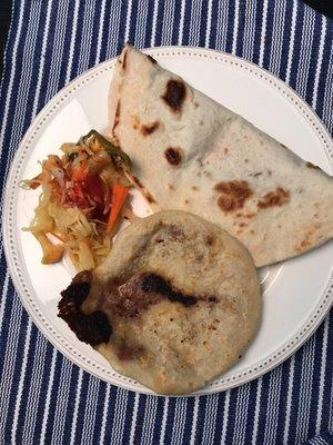 Baliada, pupusa, y vegetales