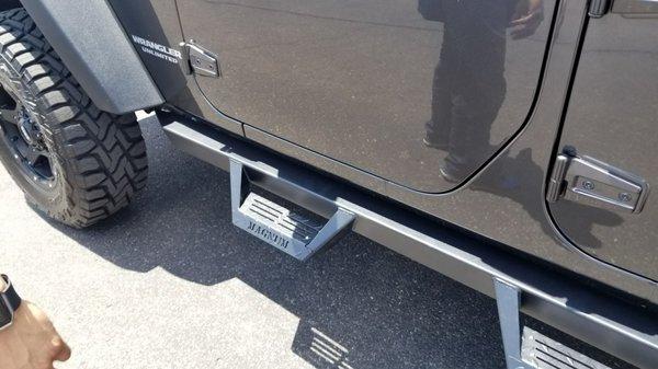 Close-up view of the ICI RT Series Steps on a 2017 Wrangler.