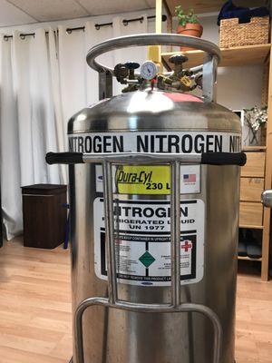 Liquid nitrogen tank