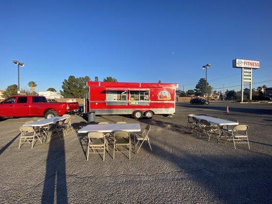 FAT DANS TEXAS FOOD TRUCK infront of EP FITNESS on Montwood and Saul Kleinfeld