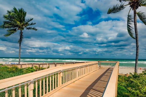 Board Walk to Hollywood, Beach