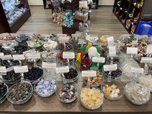 Tumbled and Rae crystals and specimens