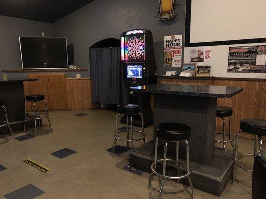 Darts and a projection screen I've never seen in use