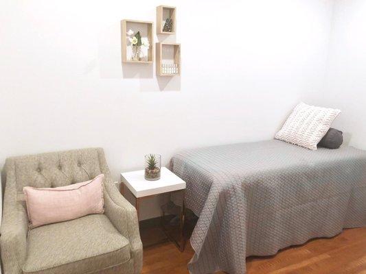 Our cozy detox treatment room, where Ionic Foot Soaks, PEMF treatments and Light Beam therapy are administered.