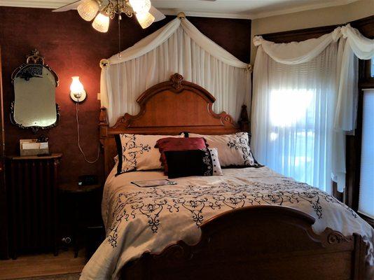 Franklin Grand Suite - antique bed