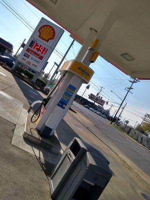 Gas pumps & corner sign @shell @yelpcincy #coronavirus #pandemic #lowgasprice #notmanycustomers #sunny&coolday #almostfriday