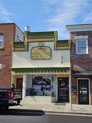 The building where Vinton's Profesional Hair Stylist is located.