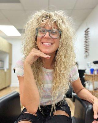 Hi:)! I'm Liz, I've been doing hair for 15 years, I'm a curl specialist and love lived in blondes