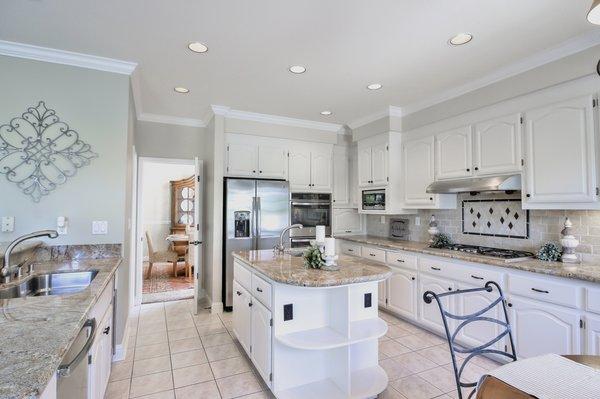 Almost too beautiful to cook in! Leigh Klock Homes "It's time to make your move."