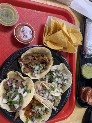 Tacos con carnitas, lomo, la chingada asada, al pastor, y lengua, todos son magníficos!