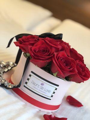 Luxury 12 Roses. Fleurs de Luxe