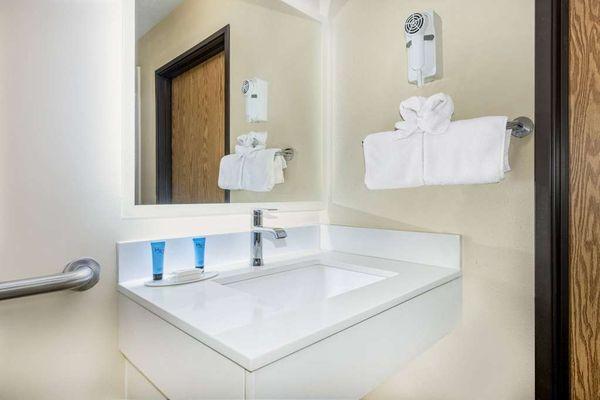 Guest room bath (accessible)