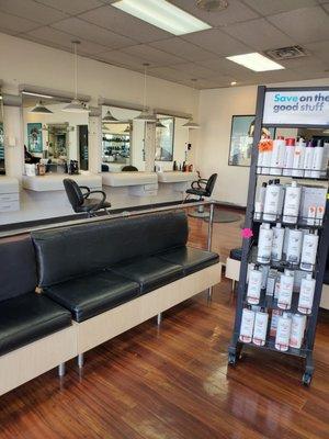 Clean salon  well organized