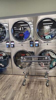 Great Laundromat and so spacious!!! Machines of so many sizes (from 2 loads to 8 loads) and they're so powerful and efficient