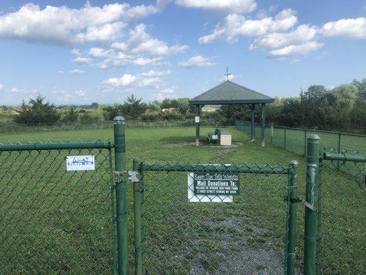 Second entrance and little gazebo